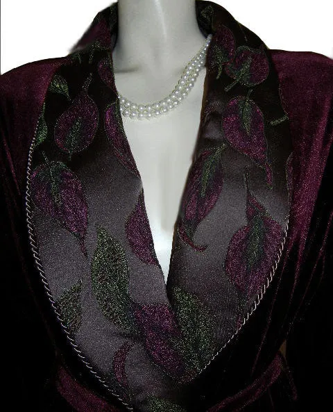 *NEW - GORGEOUS DIAMOND TEA LUXURIOUS WRAP-STYLE SPANDEX VELVET VELOUR ROBE IN TUSCAN WINE WITH BROCADE FLORAL & LEAVES COLLAR & CUFFS - SIZE MEDIUM - WOULD MAKE A WONDERFUL GIFT